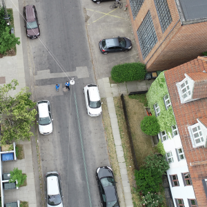 Dronefoto af vej med personer