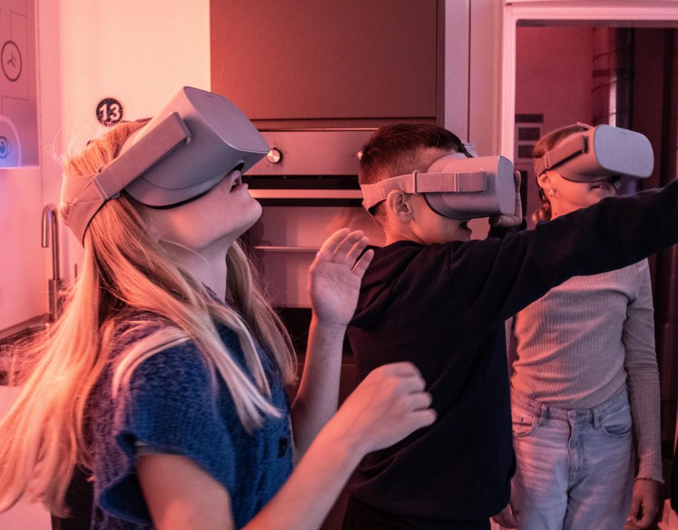 elever har VR briller på