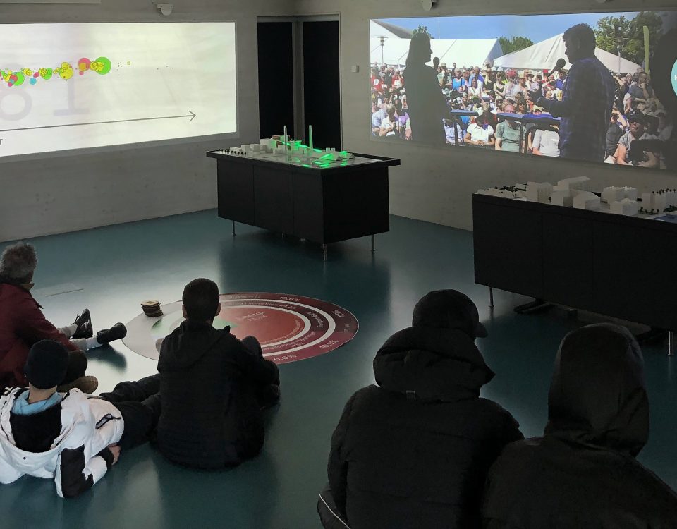 Elever og lærer ser film om data literacy i Showroom