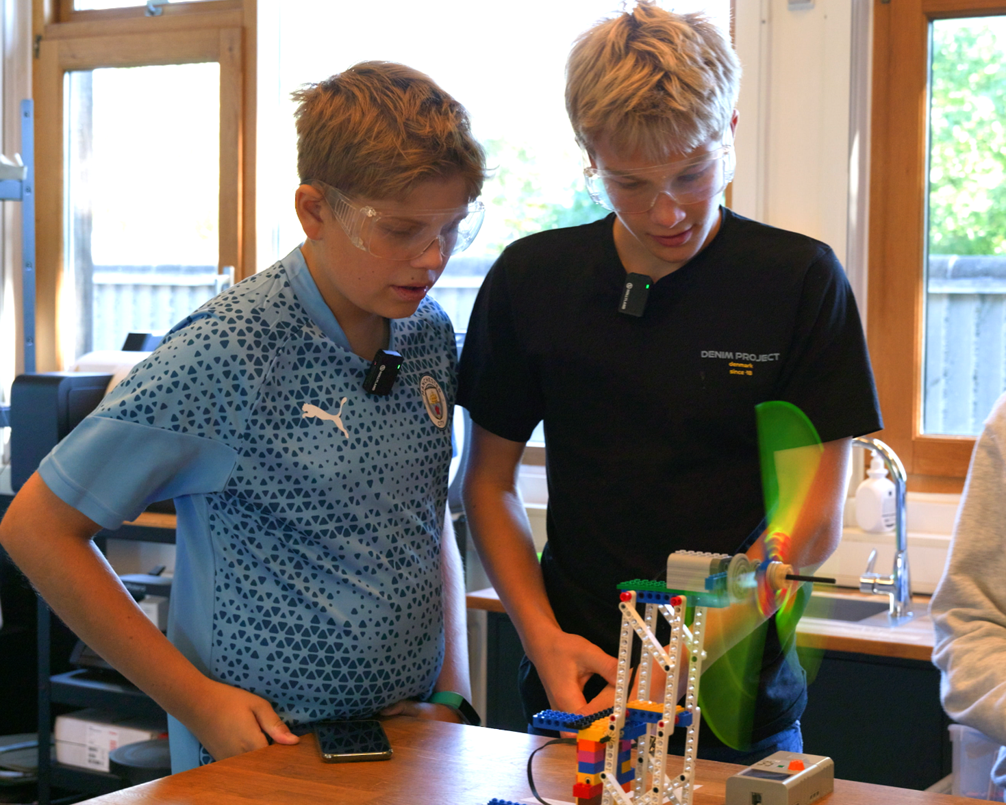 To elever tester vindmøllevinger i Makerspace