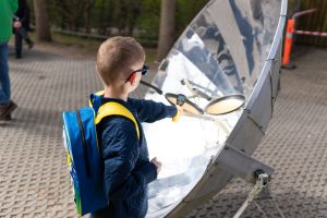 Barn varmer pandekage på solparabol