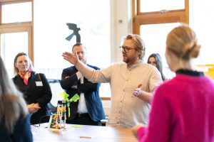 Andreas fremviser ENERGI & VANDs Makerspace