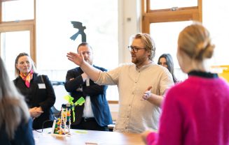 Andreas fremviser ENERGI & VANDs Makerspace