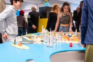 Elever undersøger model af København