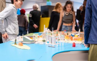 Elever undersøger model af København
