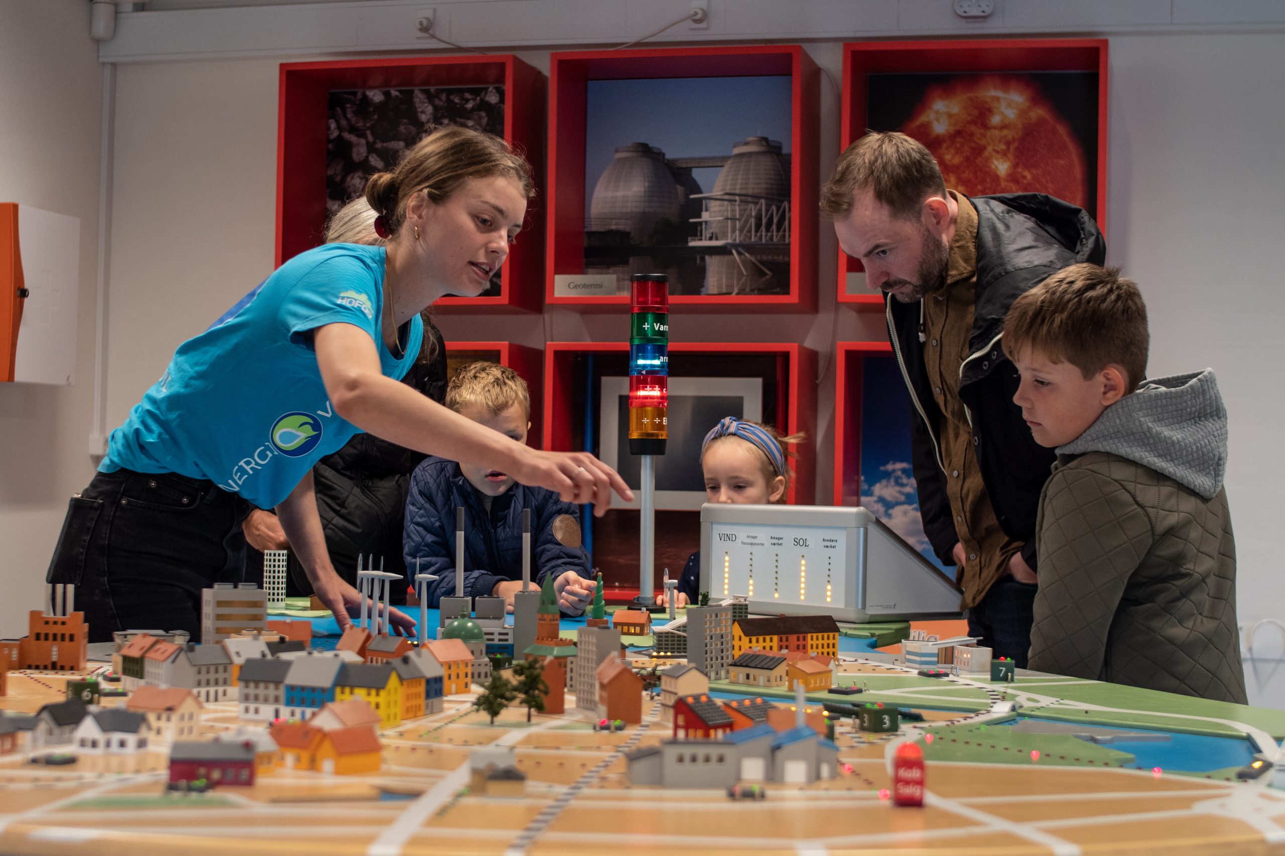 Formidler viser hvordan københavns energisystem virker på en model