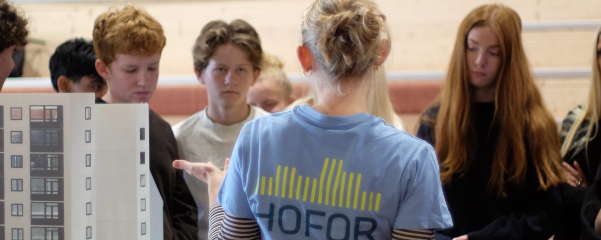 Energi og vand formidler fortæller om vandsystemet til en gruppe elever